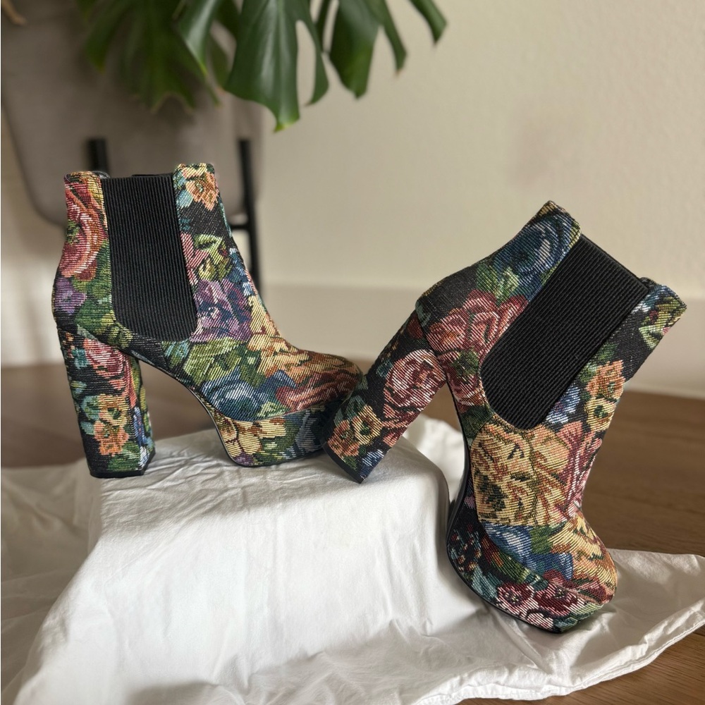 Vintage Embroidered Floral Heeled Boots